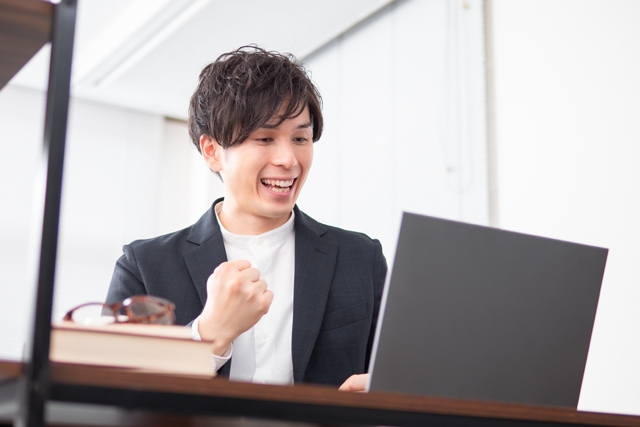 ガッツポーズしている男性